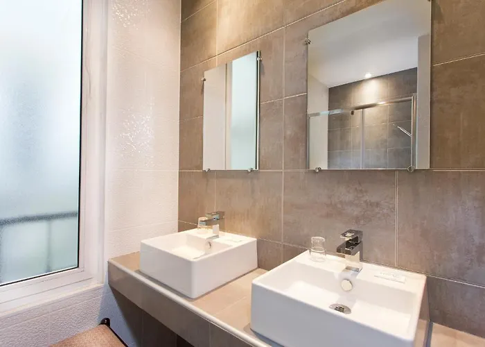 Des Pavillons 2* París